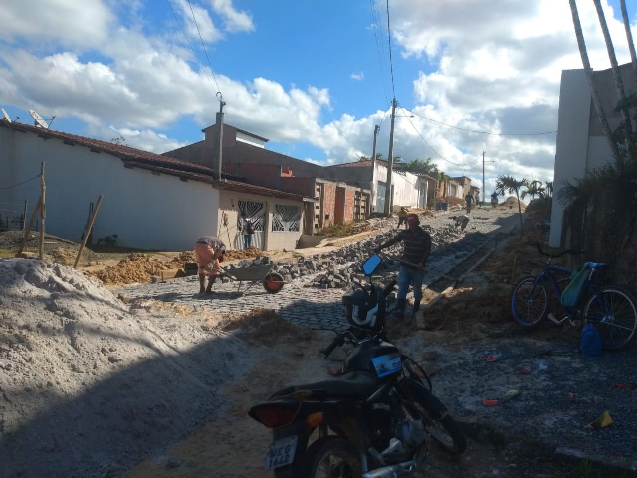 Camacã: Rua Ibicaraí no Bairro Nova Ipanema recebe calçamento
